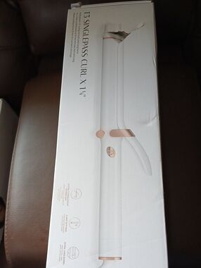 T3 White and Rose Gold 1¼" Curling Iron.       C